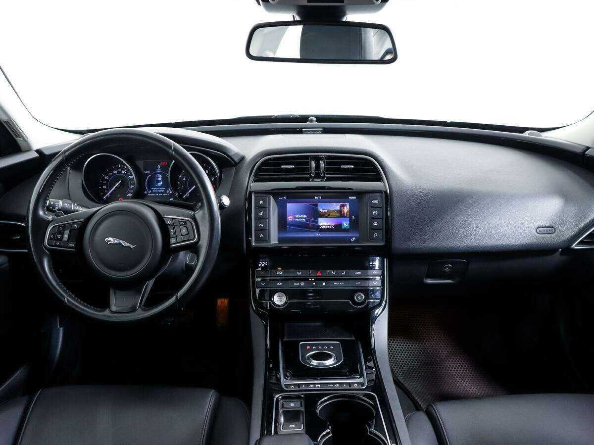 Купить Jaguar XE с пробегом. Фото: #9