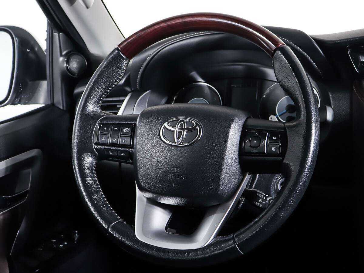Купить Toyota Fortuner с пробегом. Фото: #14