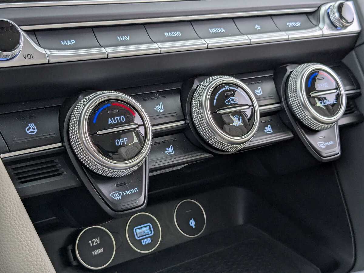 Купить Genesis G70 с пробегом. Фото: #21