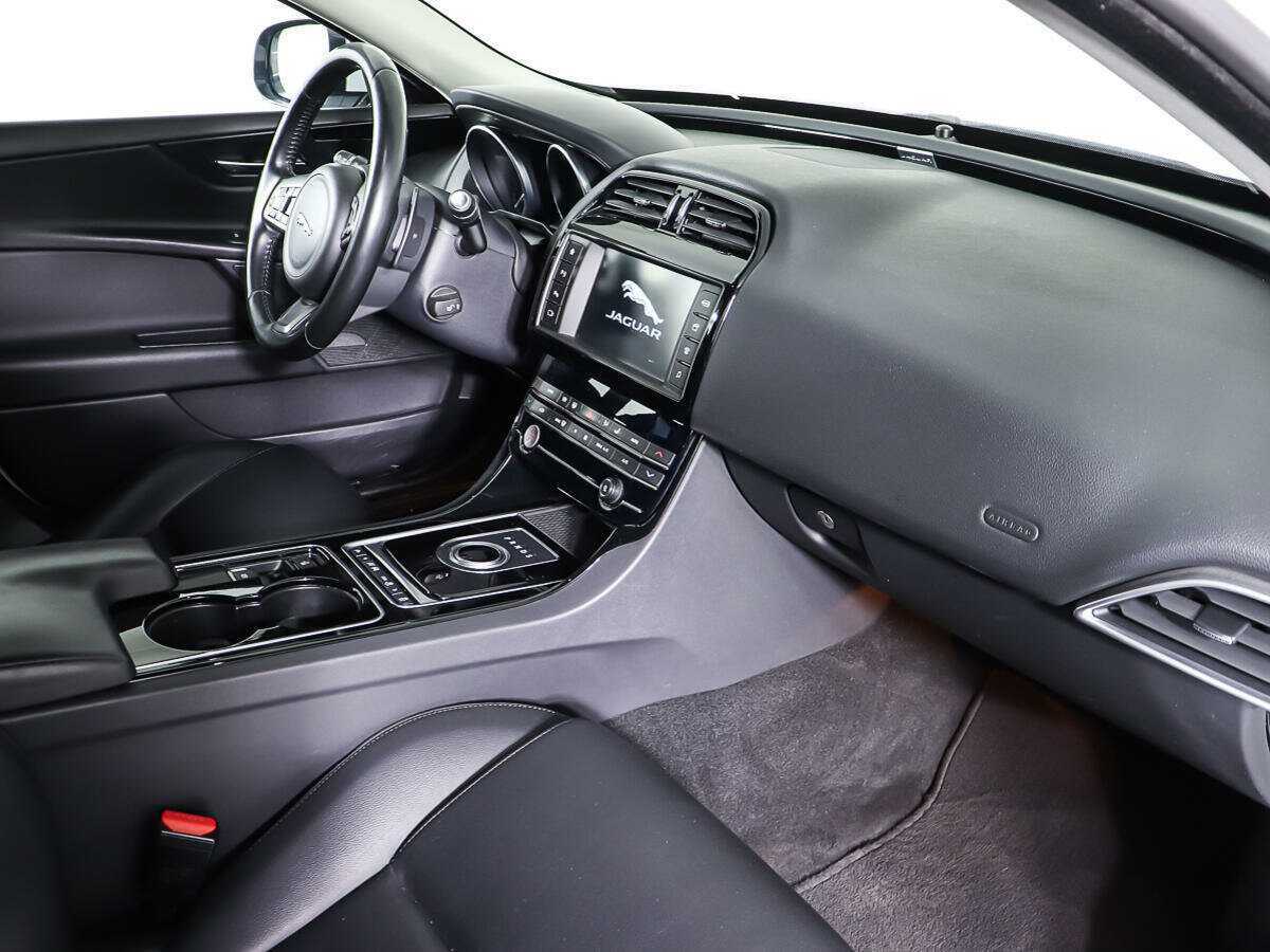 Купить Jaguar XE с пробегом. Фото: #8