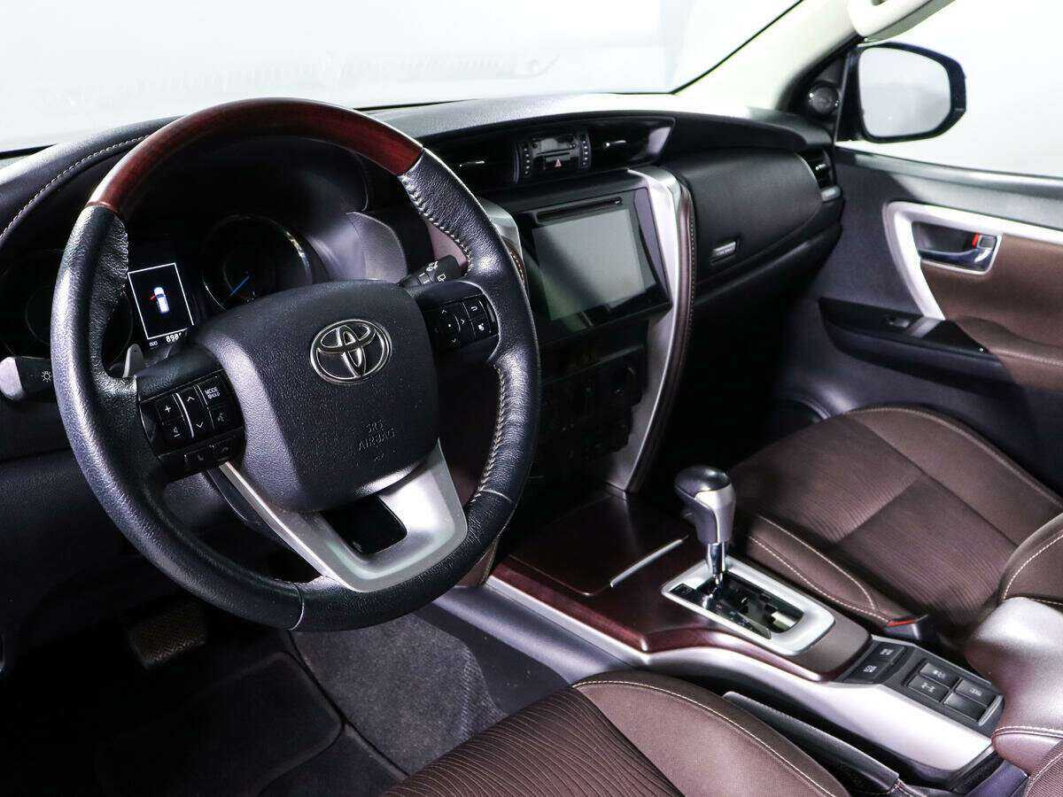 Купить Toyota Fortuner с пробегом. Фото: #11