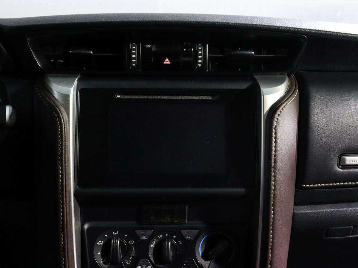 Купить Toyota Fortuner с пробегом. Фото: #10