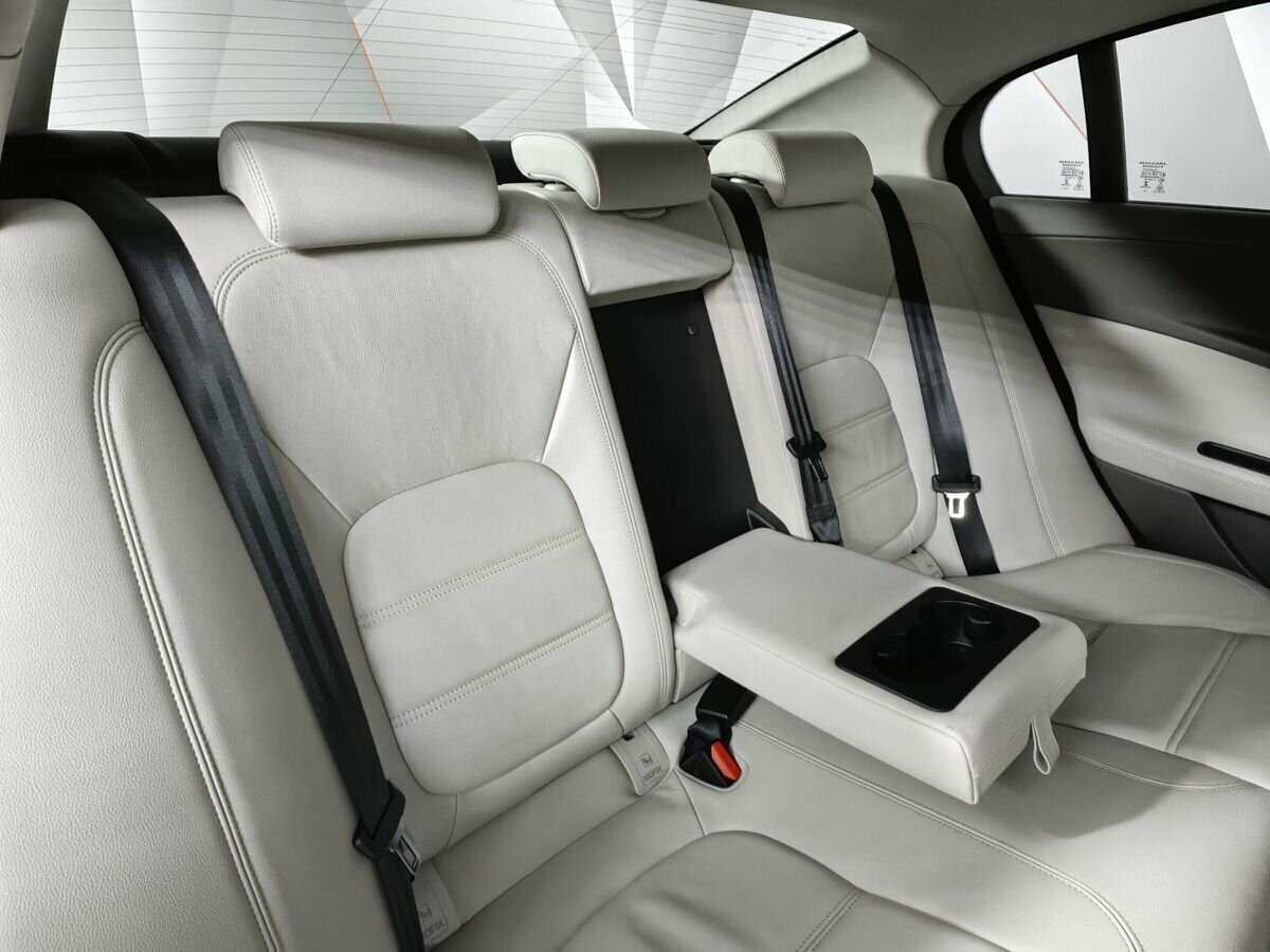 Купить Jaguar XE с пробегом. Фото: #12