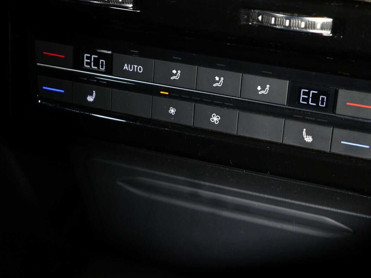 Купить Volkswagen Touareg с пробегом. Фото: #12