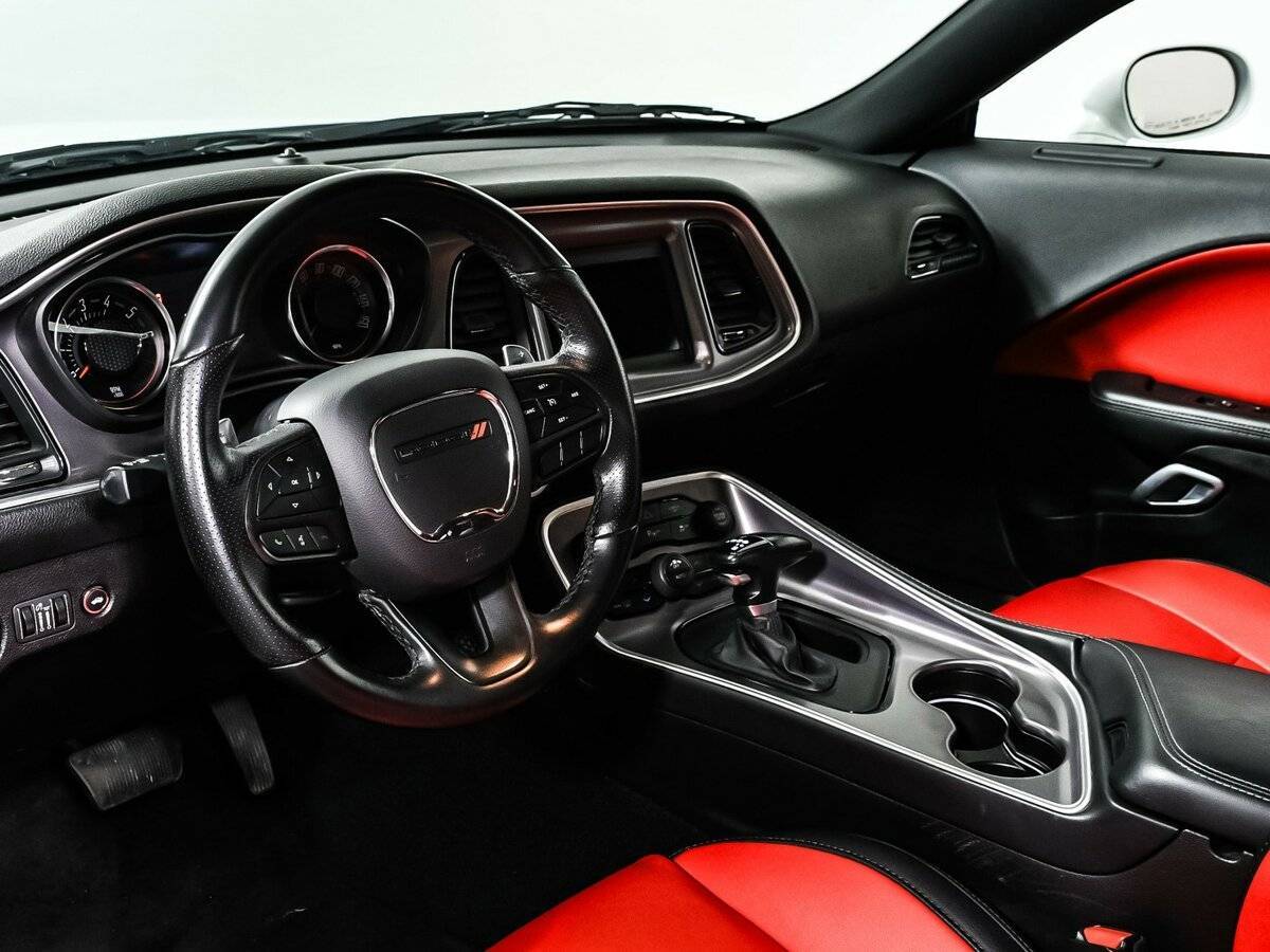 Купить Dodge Challenger с пробегом. Фото: #9