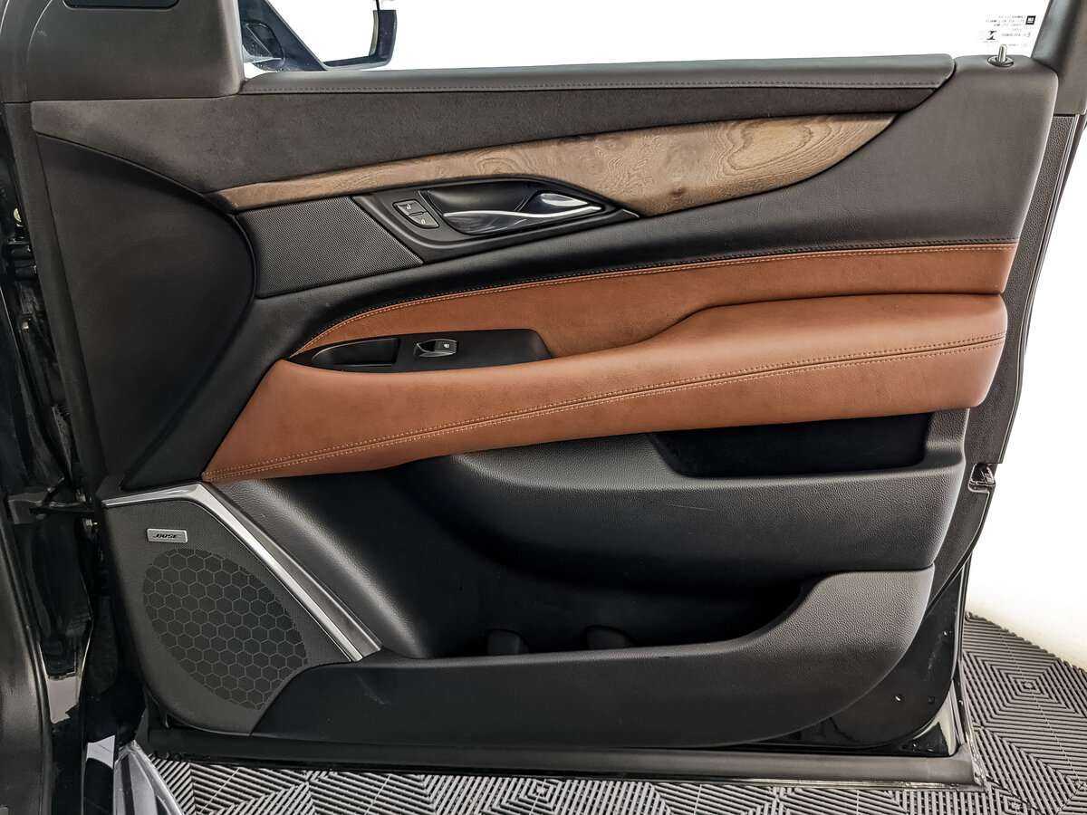 Купить Cadillac Escalade с пробегом. Фото: #19