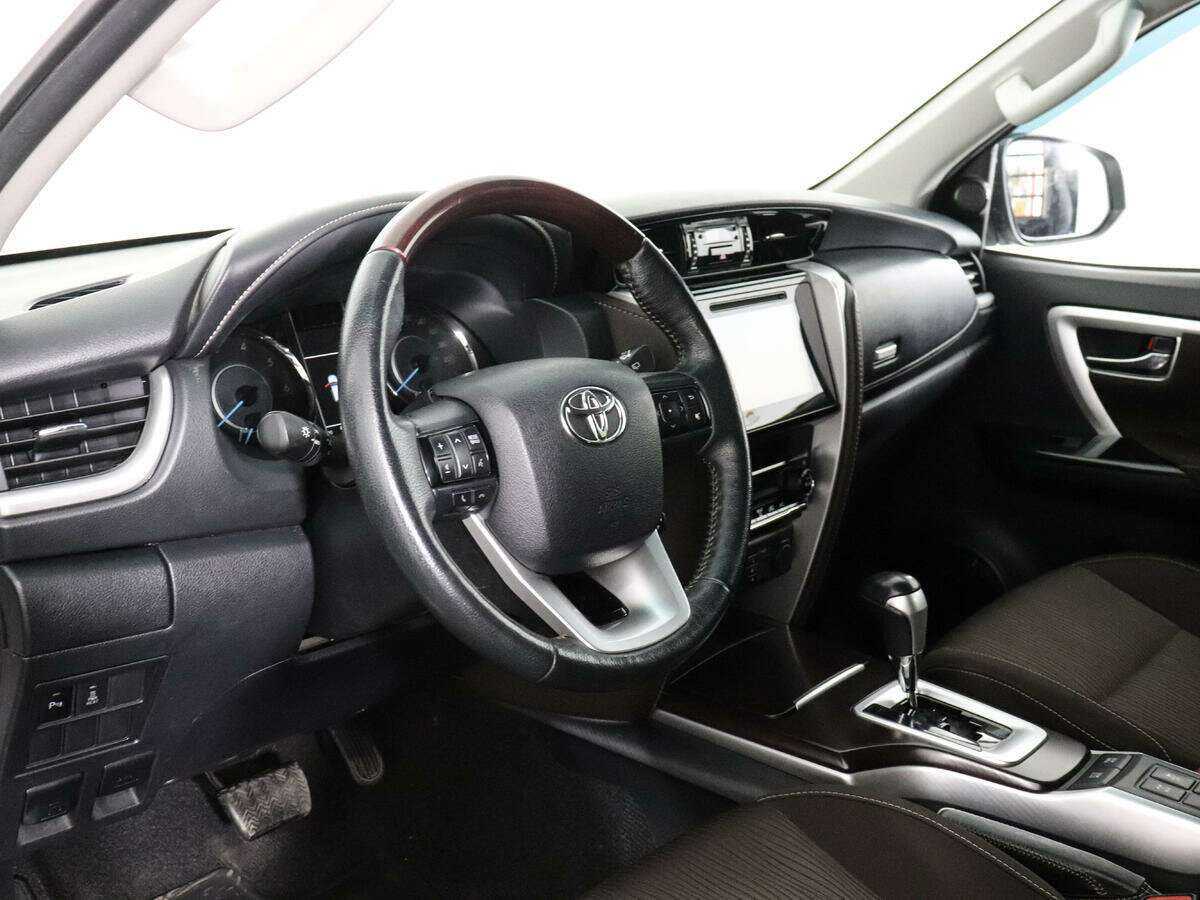Купить Toyota Fortuner с пробегом. Фото: #7