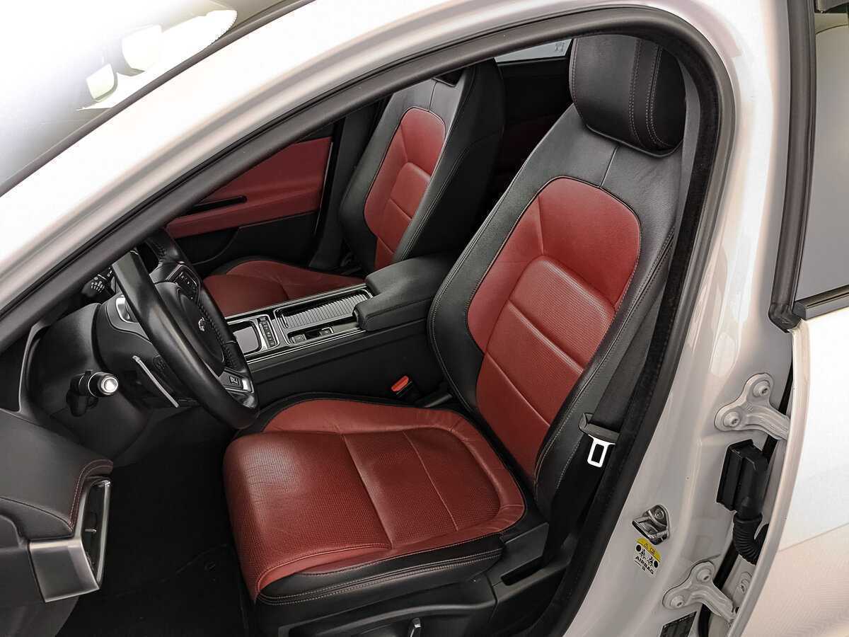 Купить Jaguar XE с пробегом. Фото: #18