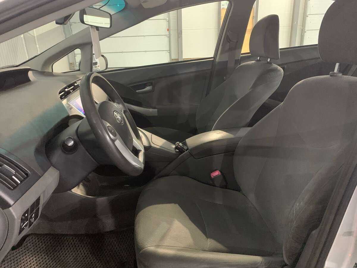 Купить Toyota Prius с пробегом. Фото: #10