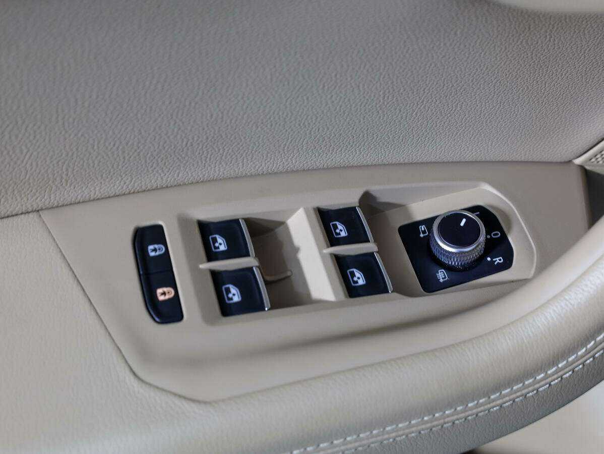 Купить Volkswagen Touareg с пробегом. Фото: #13