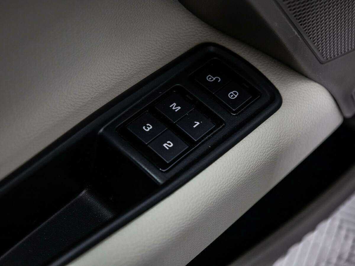 Купить Jaguar XE с пробегом. Фото: #16