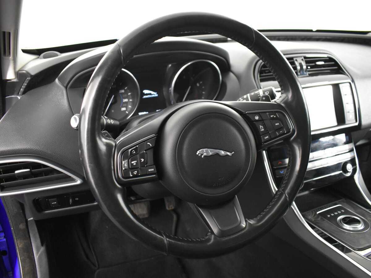 Купить Jaguar XE с пробегом. Фото: #8