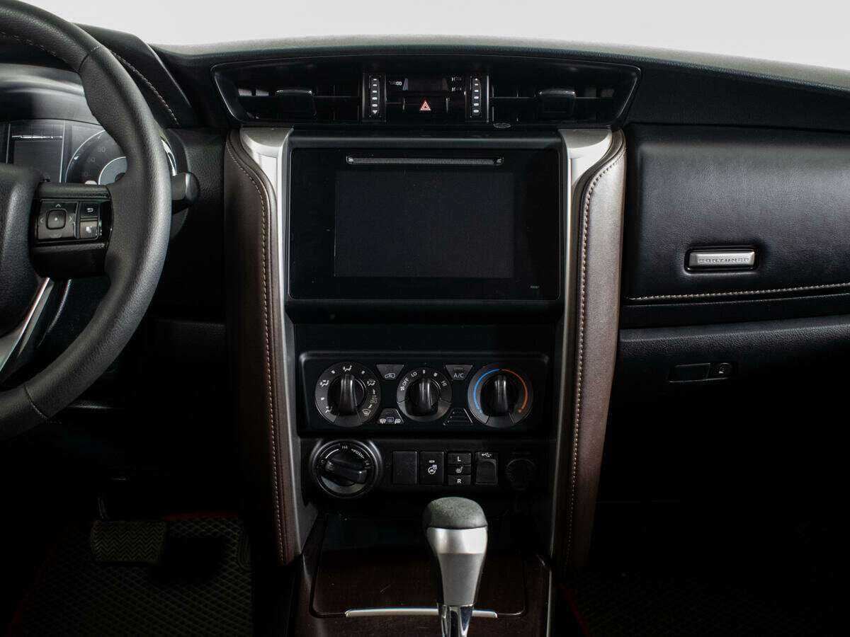 Купить Toyota Fortuner с пробегом. Фото: #8