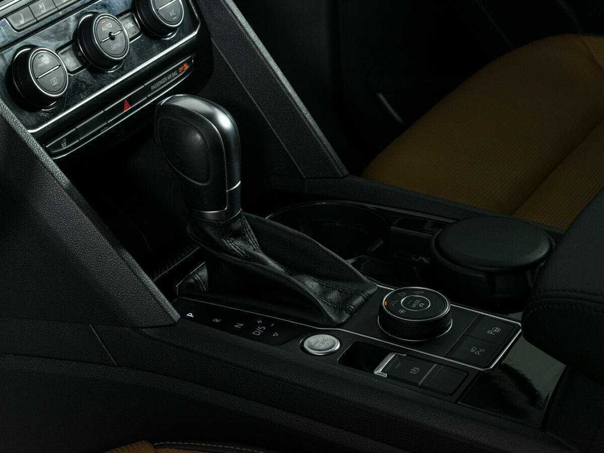 Купить Volkswagen Teramont с пробегом. Фото: #17