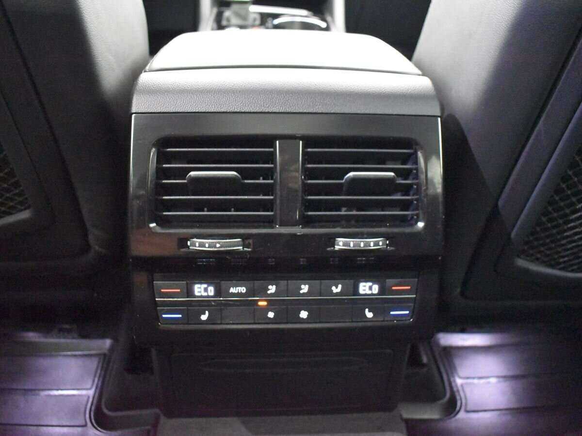 Купить Volkswagen Touareg с пробегом. Фото: #16
