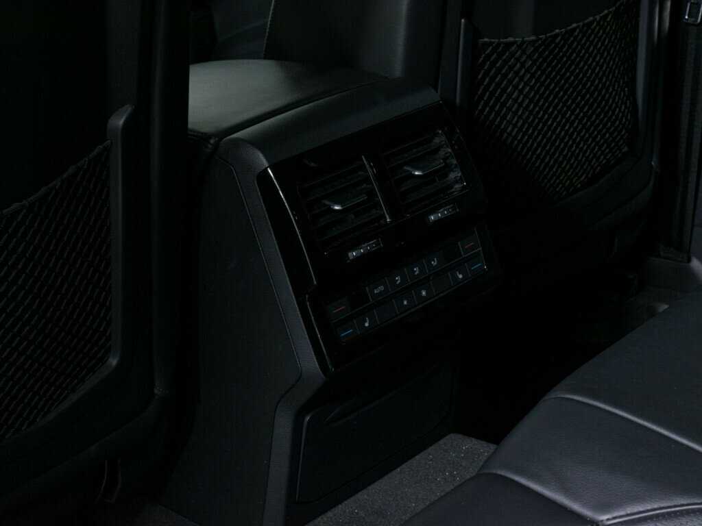 Купить Volkswagen Touareg с пробегом. Фото: #19
