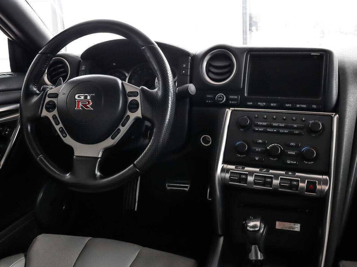 Купить Nissan GT-R с пробегом. Фото: #11