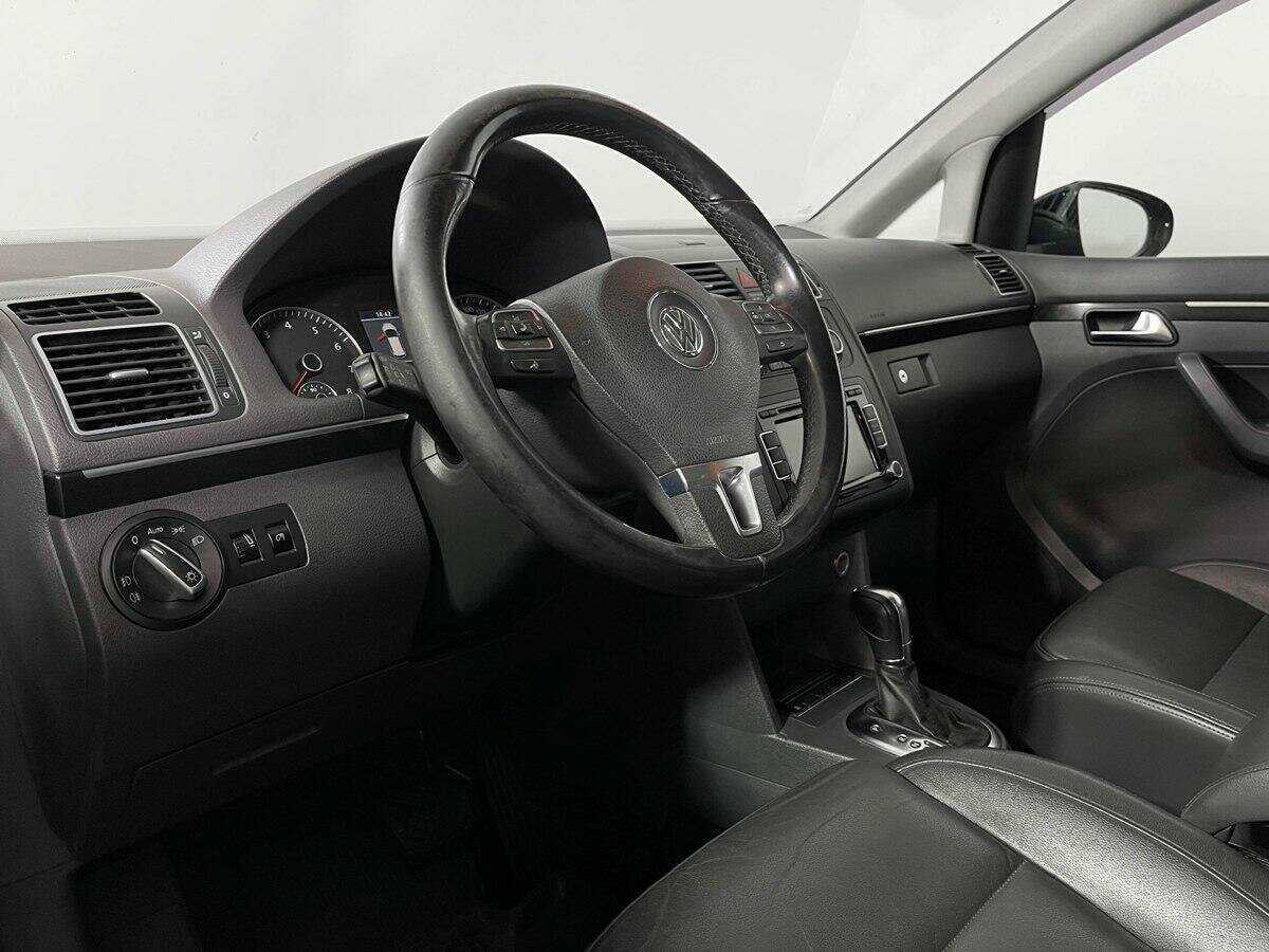 Купить Volkswagen Touran с пробегом. Фото: #12