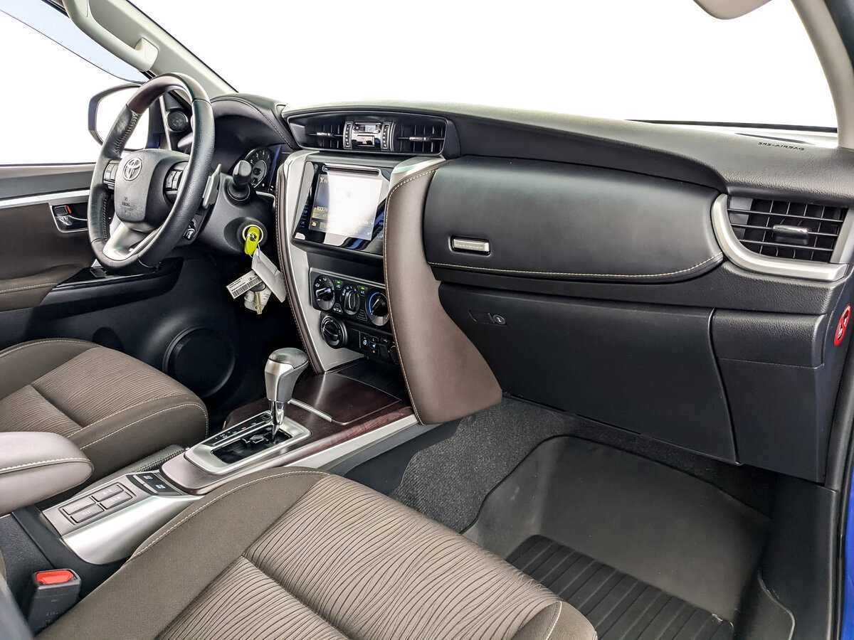 Купить Toyota Fortuner с пробегом. Фото: #8