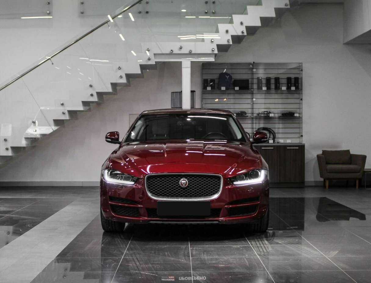 Купить Jaguar XE с пробегом. Фото: #2