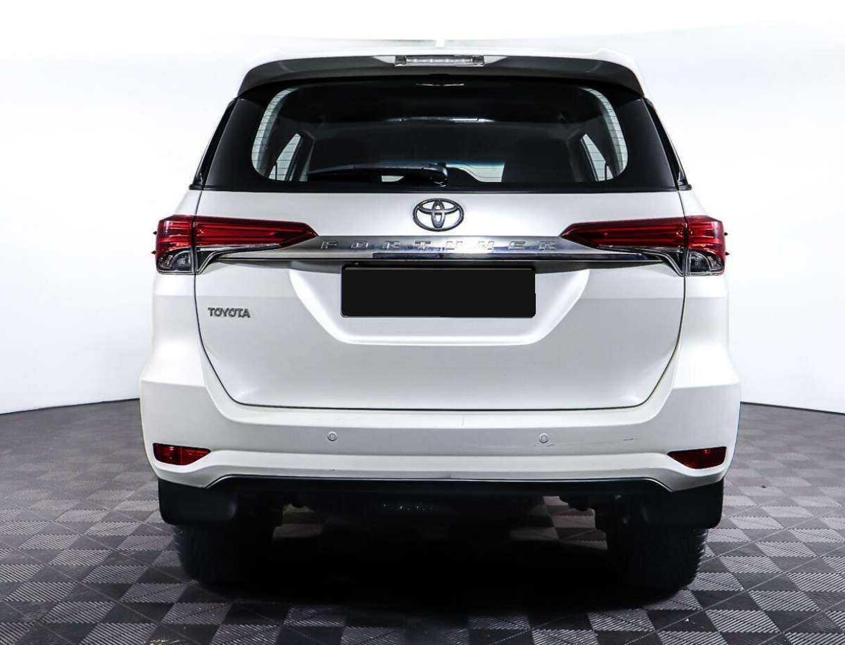 Купить Toyota Fortuner с пробегом. Фото: #5
