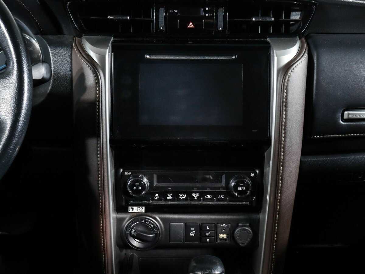 Купить Toyota Fortuner с пробегом. Фото: #9