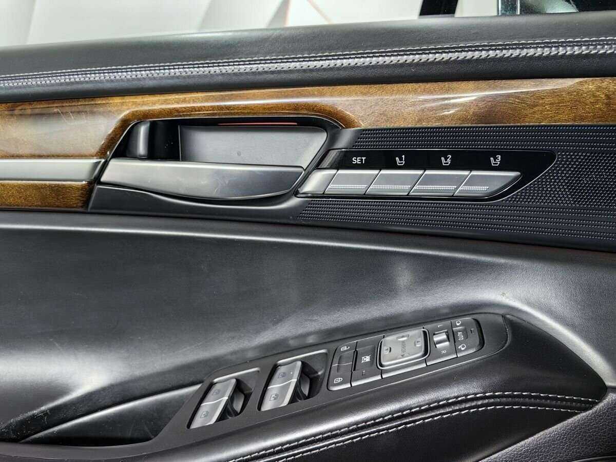 Купить Genesis G90 с пробегом. Фото: #20