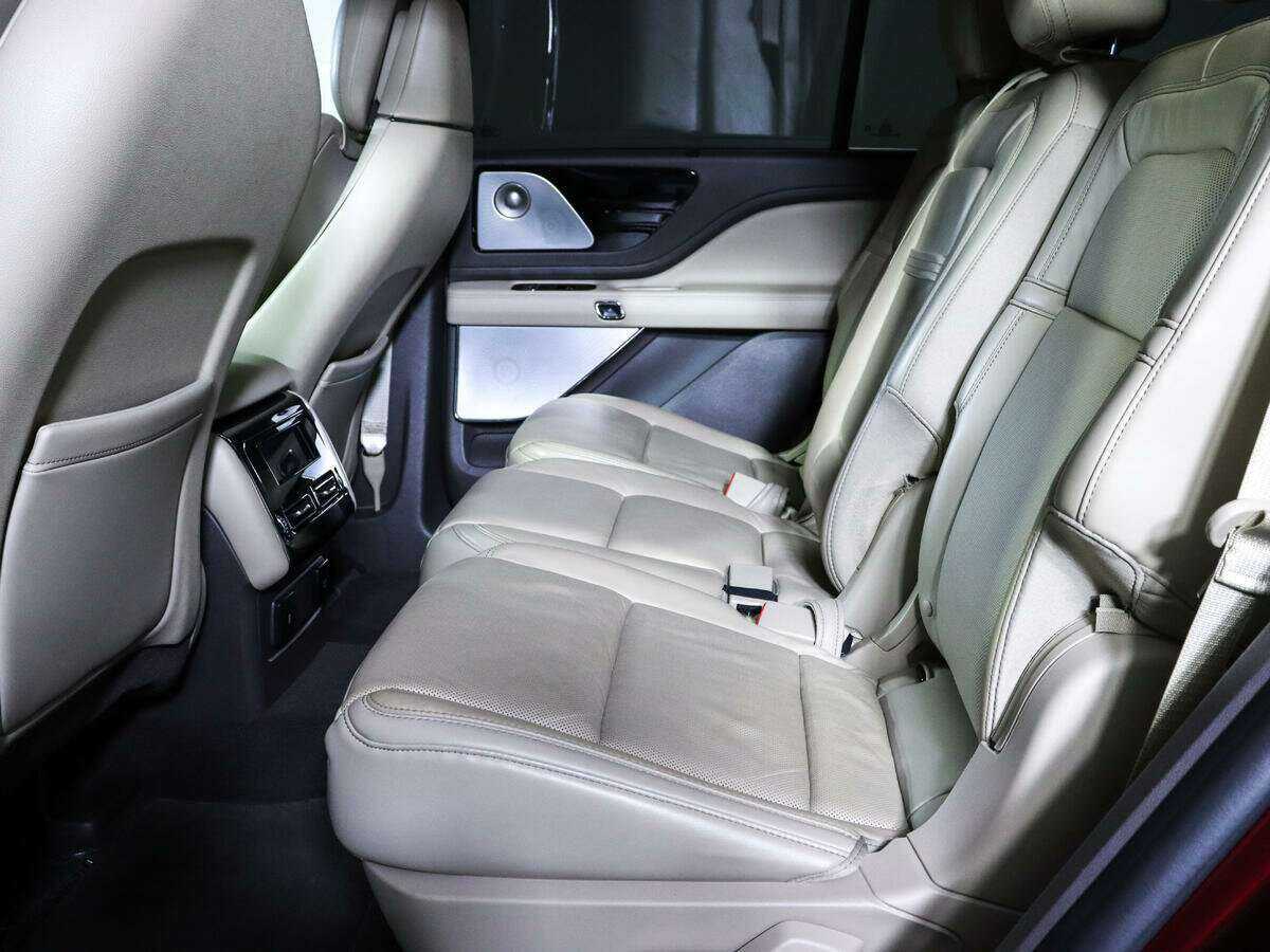 Купить Lincoln Aviator с пробегом. Фото: #7