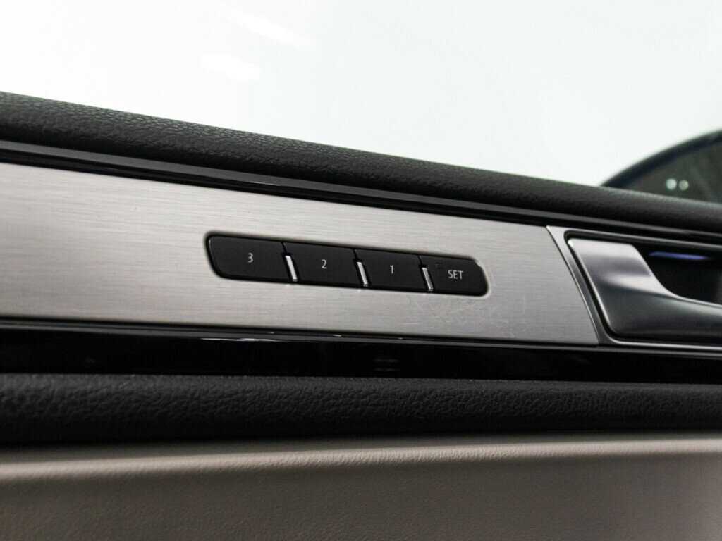 Купить Volkswagen Touareg с пробегом. Фото: #23