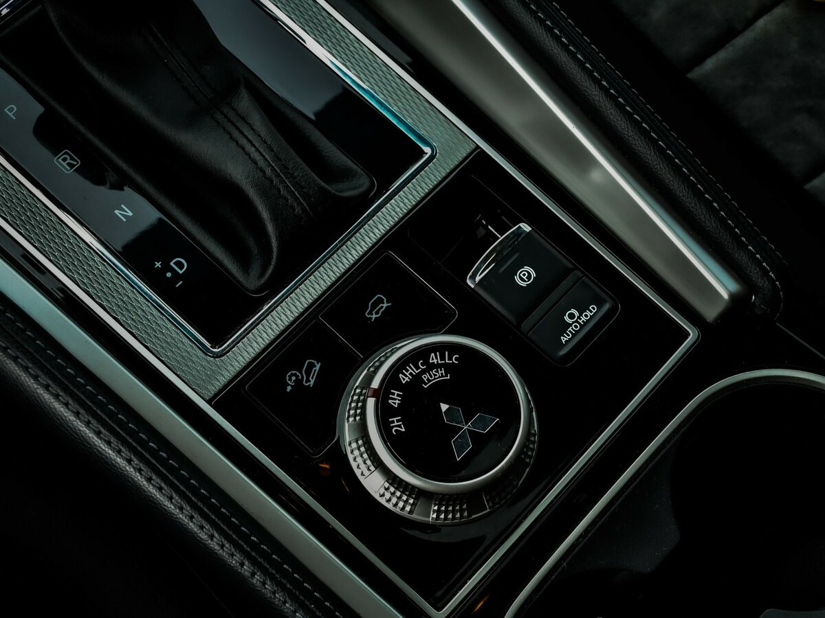 Купить Mitsubishi Montero Sport с пробегом. Фото: #15
