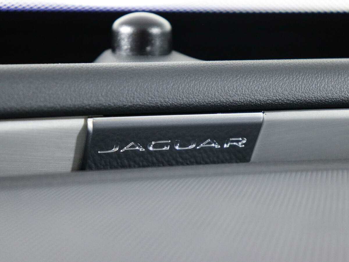 Купить Jaguar XE с пробегом. Фото: #25