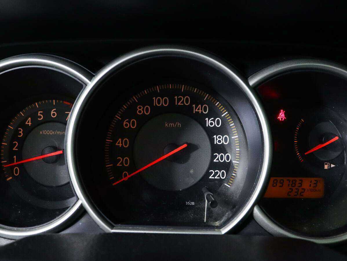 Купить Nissan Tiida с пробегом. Фото: #8