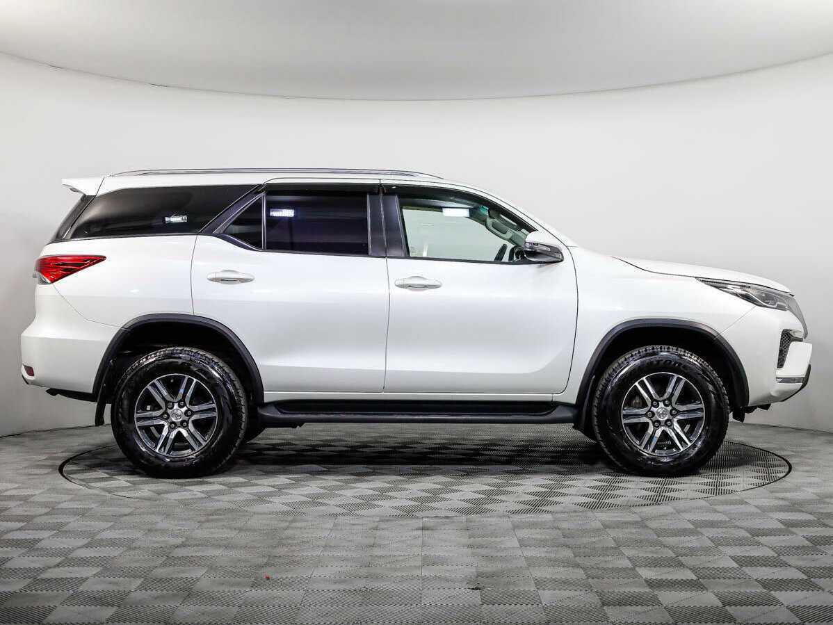 Купить Toyota Fortuner с пробегом. Фото: #2