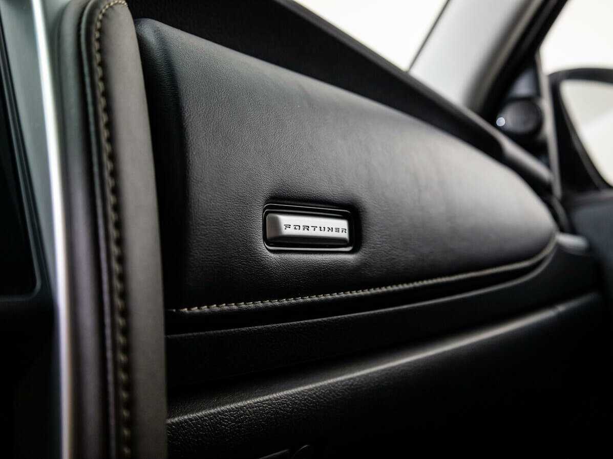 Купить Toyota Fortuner с пробегом. Фото: #14