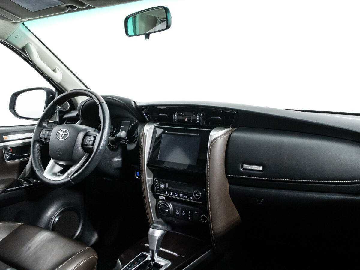 Купить Toyota Fortuner с пробегом. Фото: #8