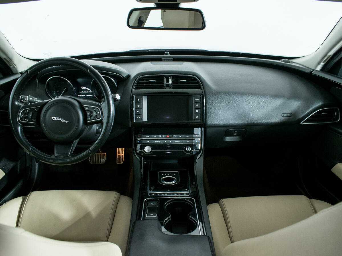 Купить Jaguar XE с пробегом. Фото: #11