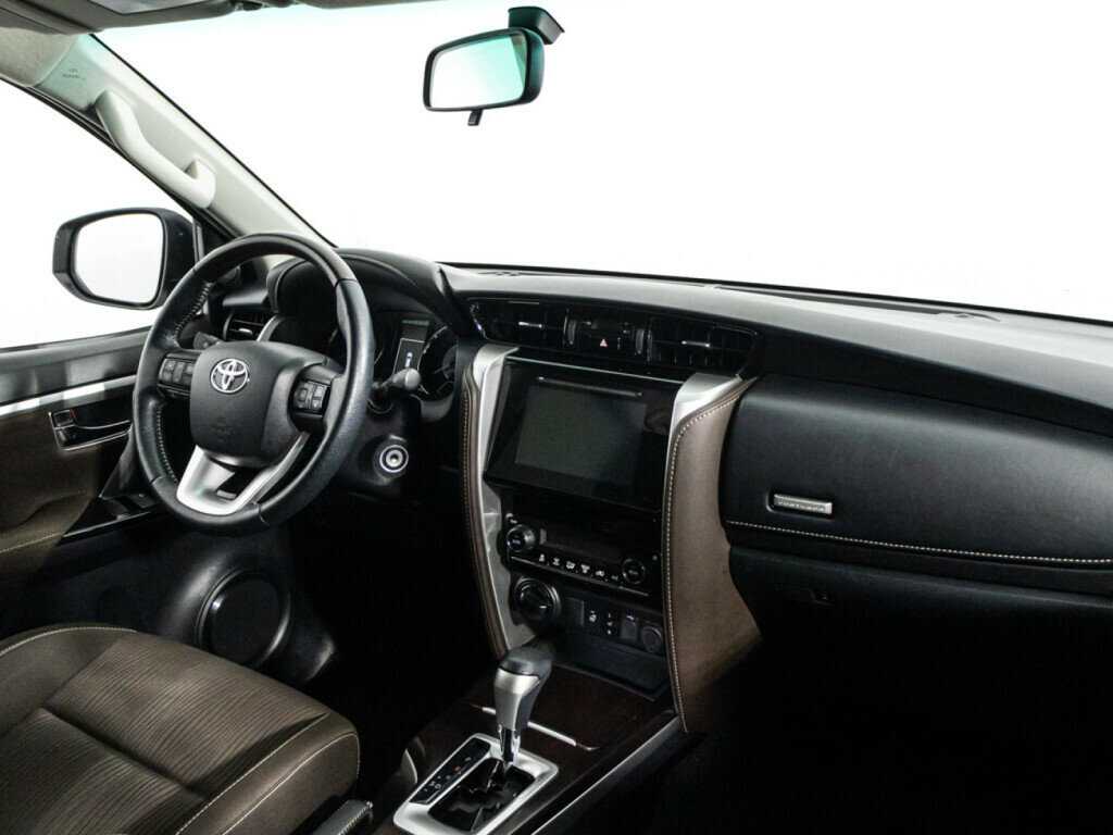 Купить Toyota Fortuner с пробегом. Фото: #6