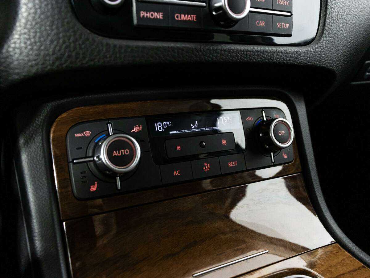 Купить Volkswagen Touareg с пробегом. Фото: #16