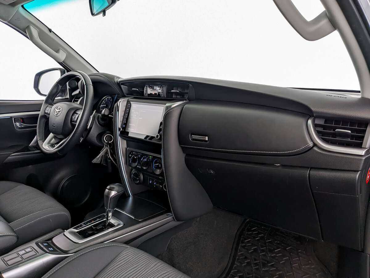 Купить Toyota Fortuner с пробегом. Фото: #7