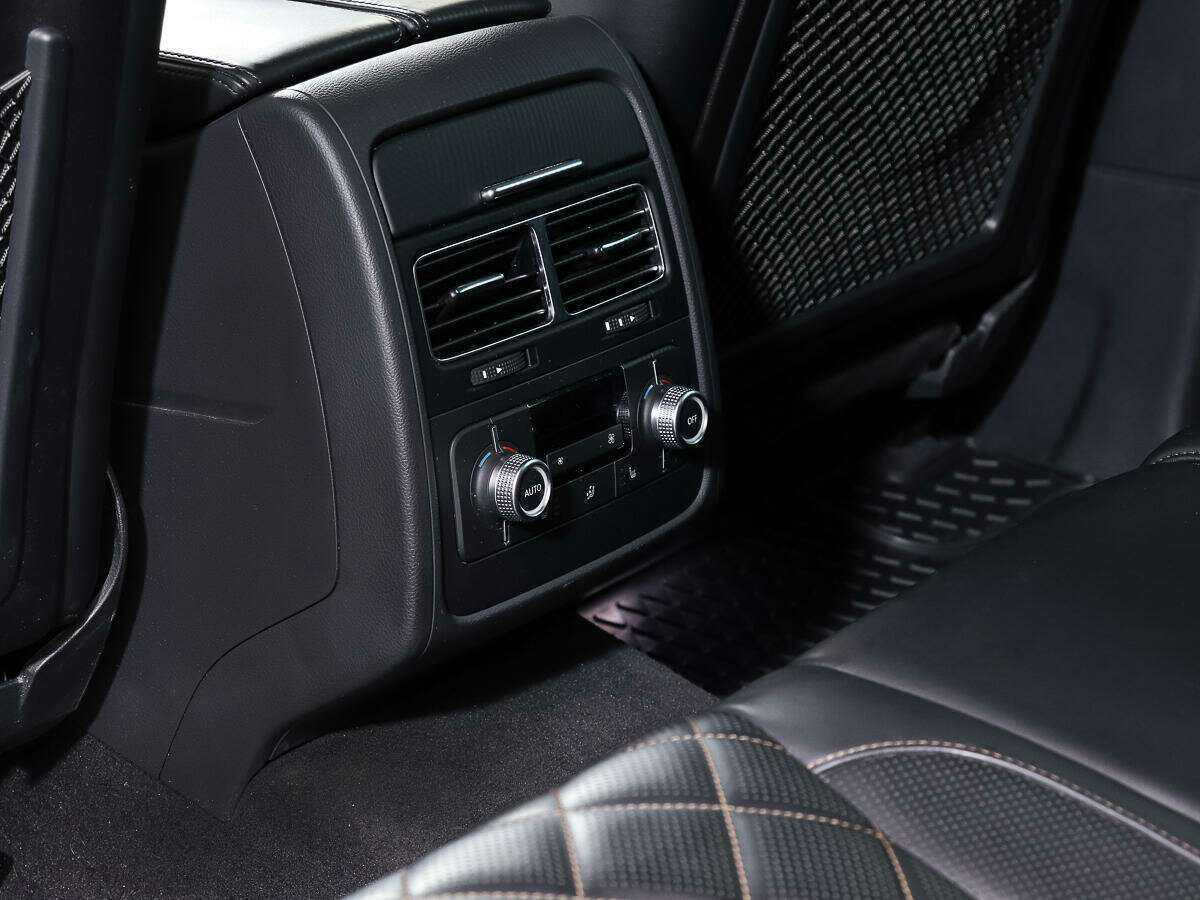 Купить Volkswagen Touareg с пробегом. Фото: #21