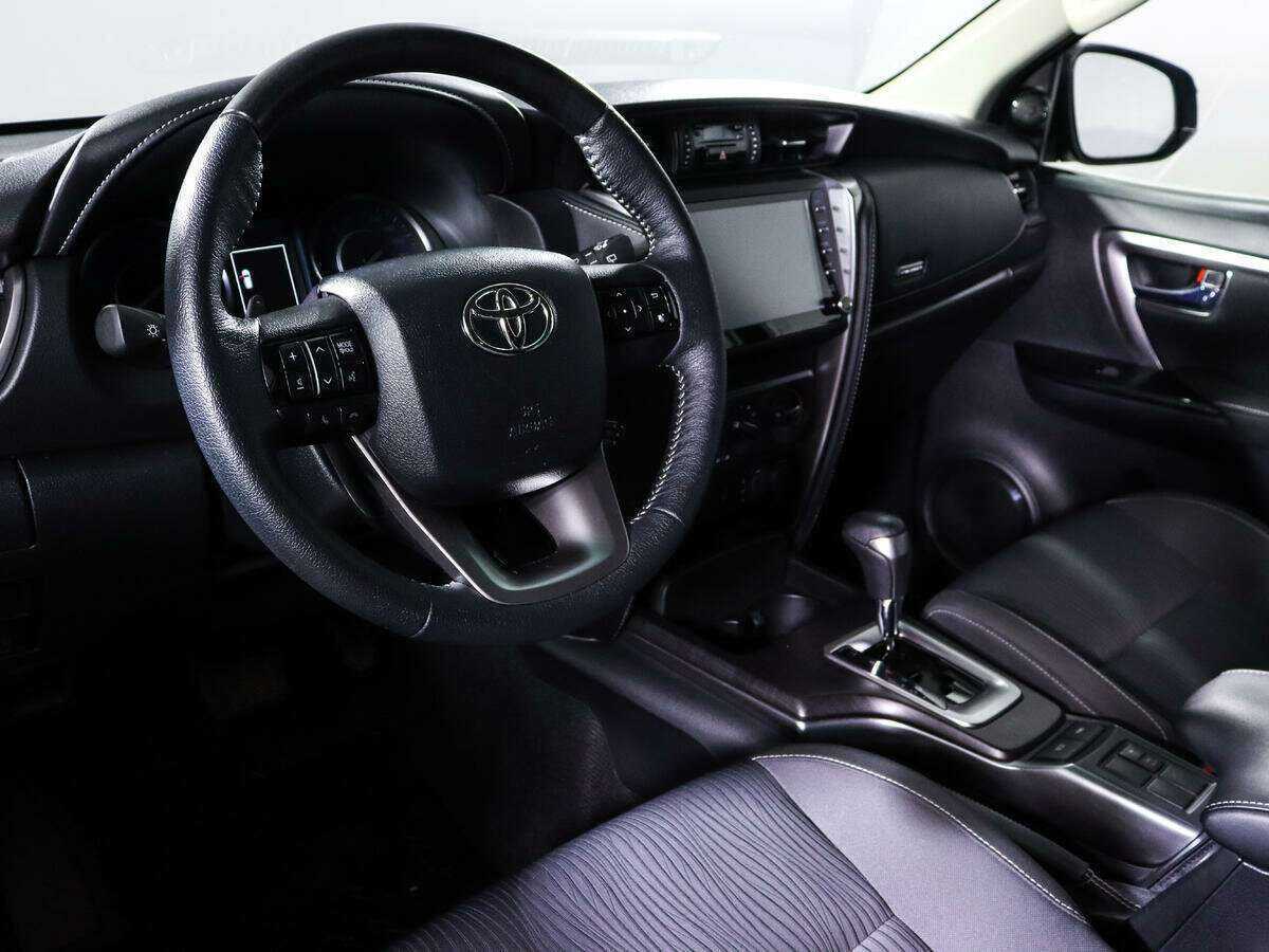 Купить Toyota Fortuner с пробегом. Фото: #11