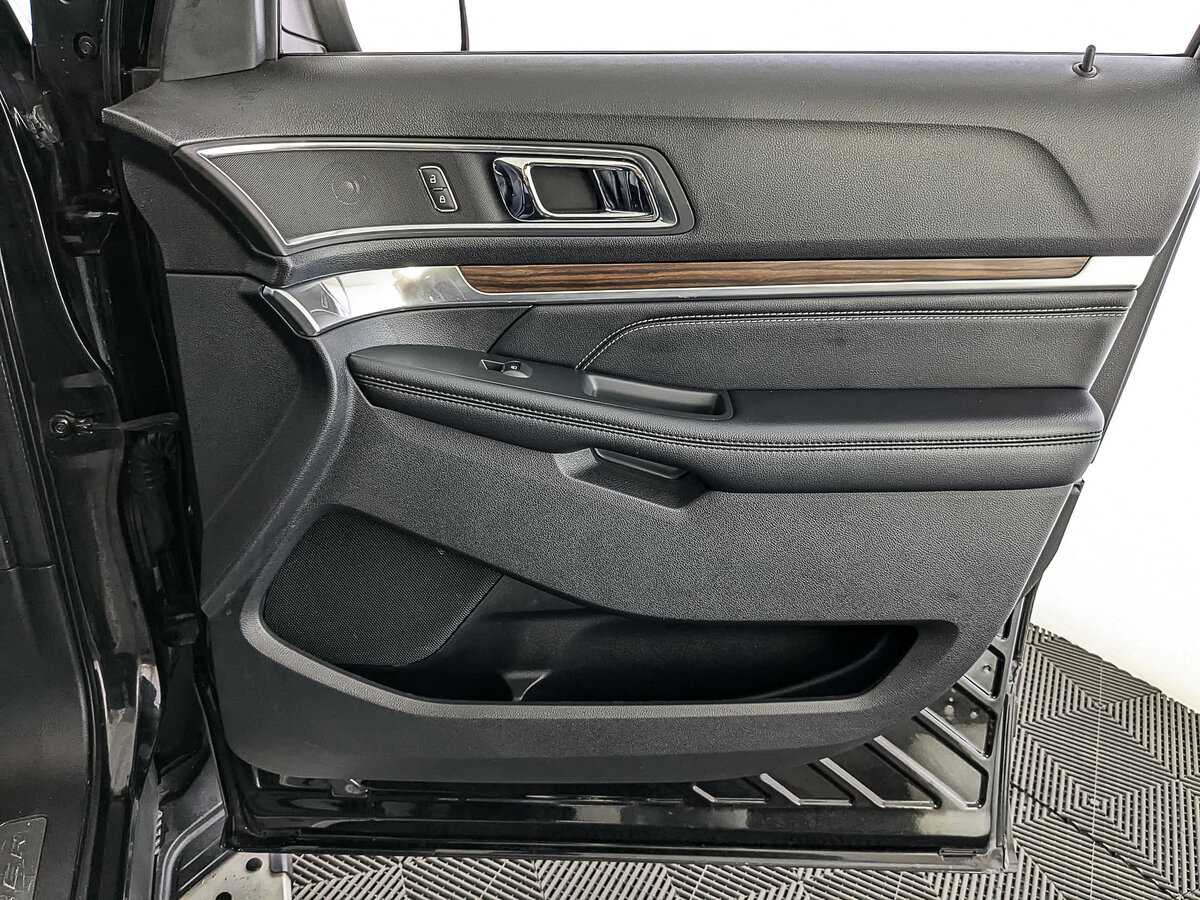 Купить Ford Explorer с пробегом. Фото: #24