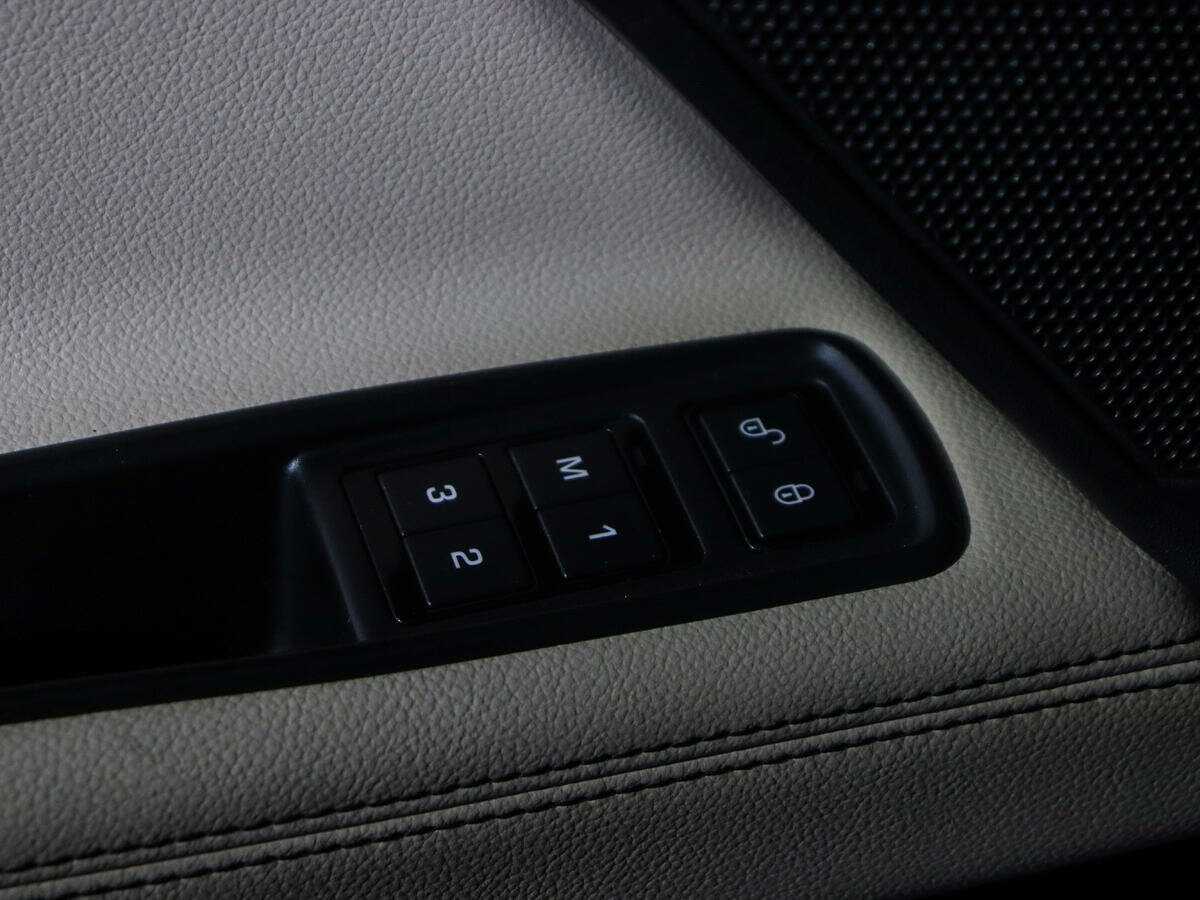 Купить Jaguar XE с пробегом. Фото: #18