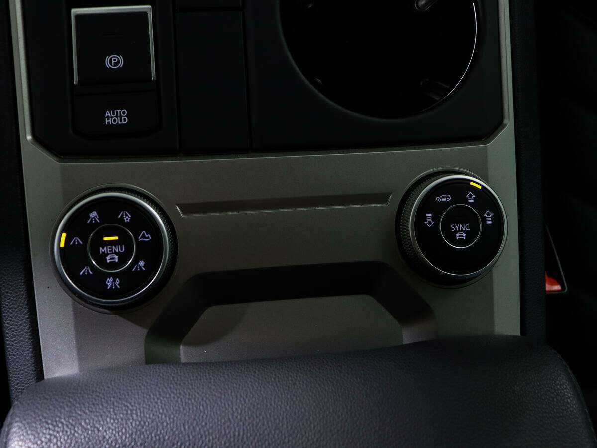 Купить Volkswagen Touareg с пробегом. Фото: #16