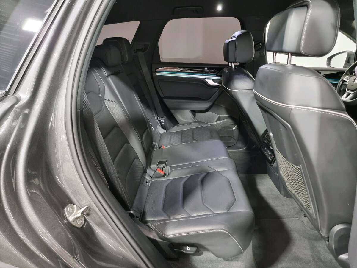 Купить Volkswagen Touareg с пробегом. Фото: #15