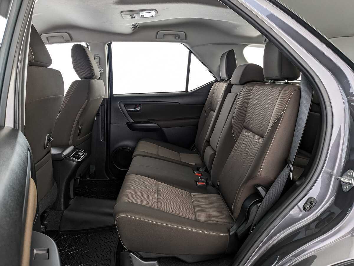 Купить Toyota Fortuner с пробегом. Фото: #9