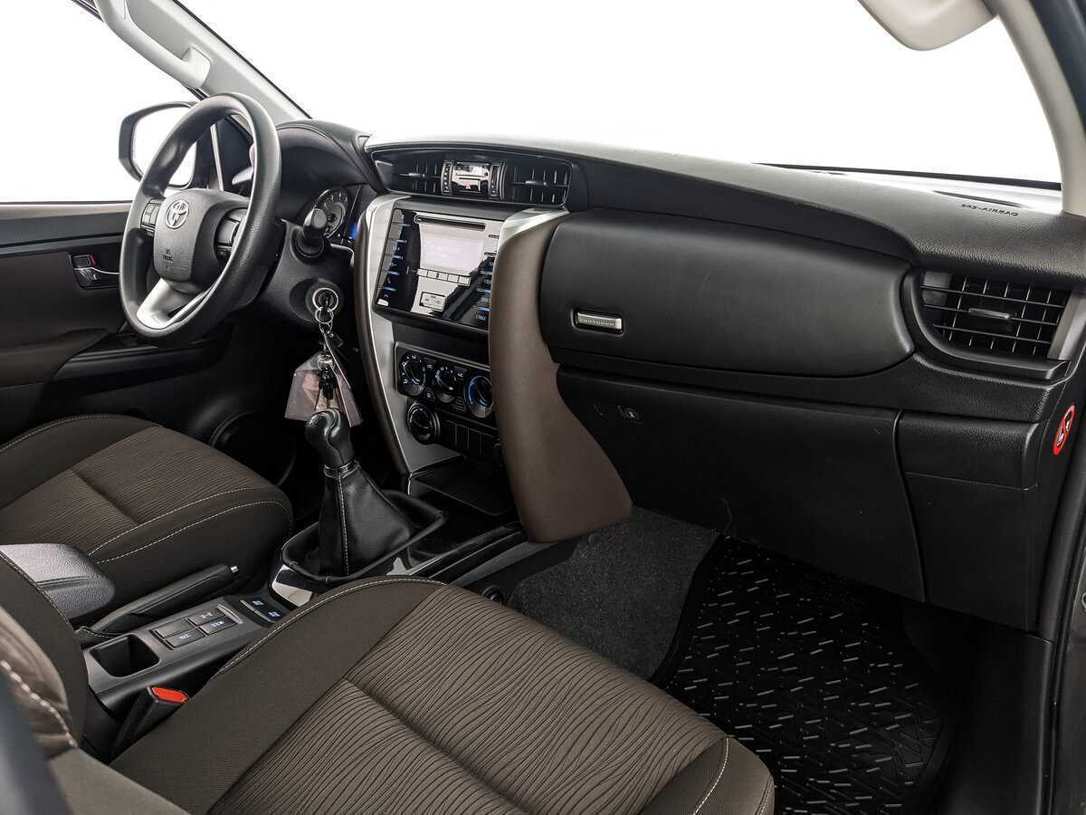 Купить Toyota Fortuner с пробегом. Фото: #8