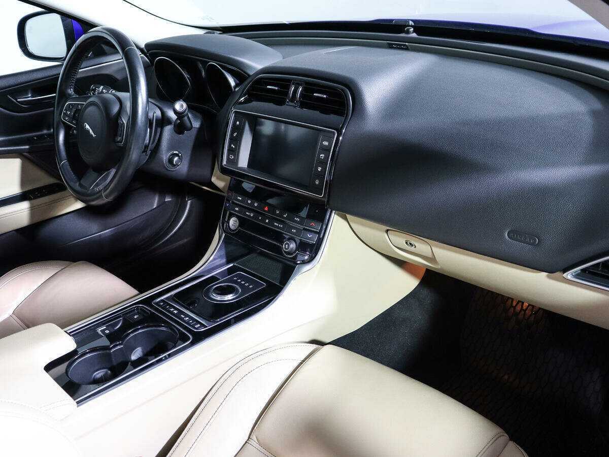 Купить Jaguar XE с пробегом. Фото: #9