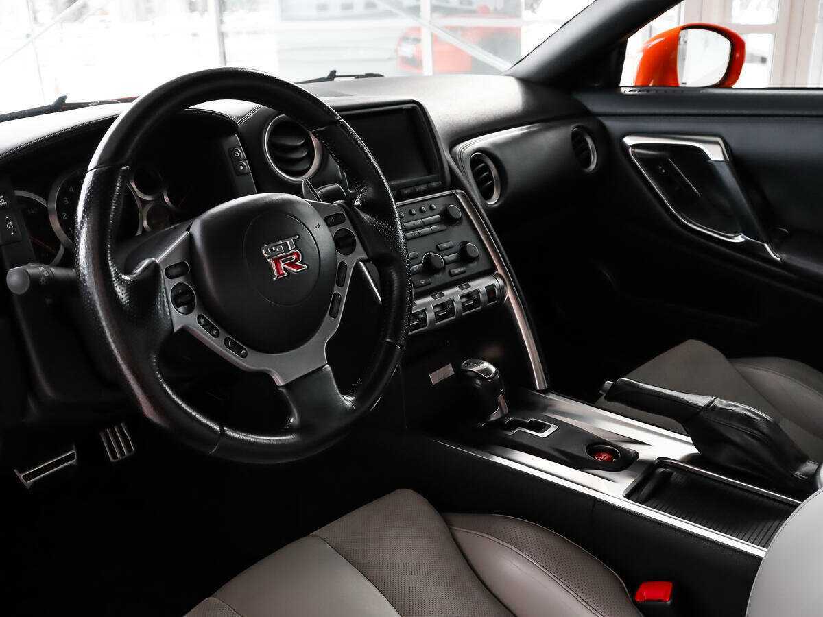 Купить Nissan GT-R с пробегом. Фото: #9