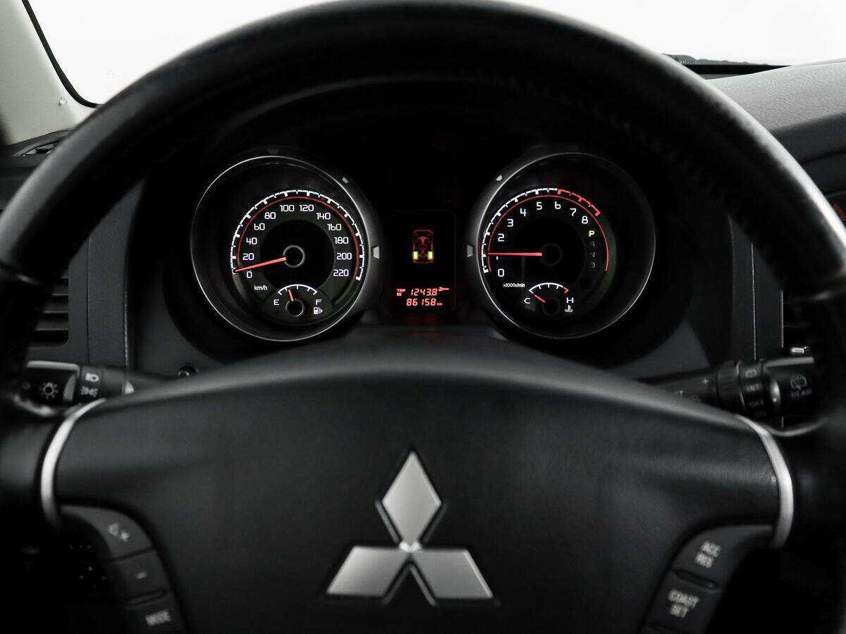 Купить Mitsubishi Pajero с пробегом. Фото: #15